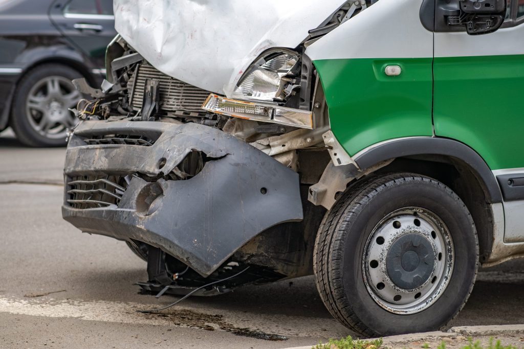Abogados de Accidentes de Camión en Long Beach CA — Puerto FMCSA 710 405 Consultorio Legal CVC 17150